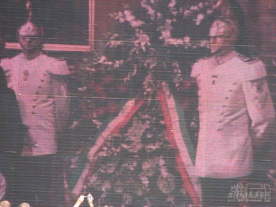 图文:帕瓦罗蒂葬礼现场-花圈表沉痛悼念