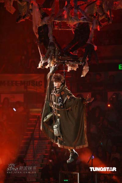 图文：古巨基红馆激情开唱--“蝙蝠王”降落