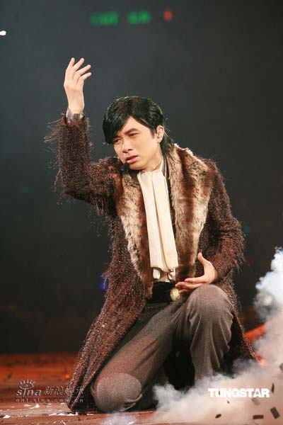 图文：古巨基红馆激情开唱--演绎到悲伤处