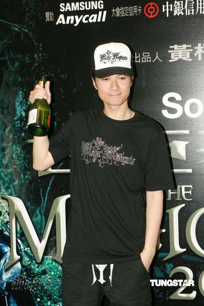 图文：古巨基红馆激情开唱--高举香槟微笑