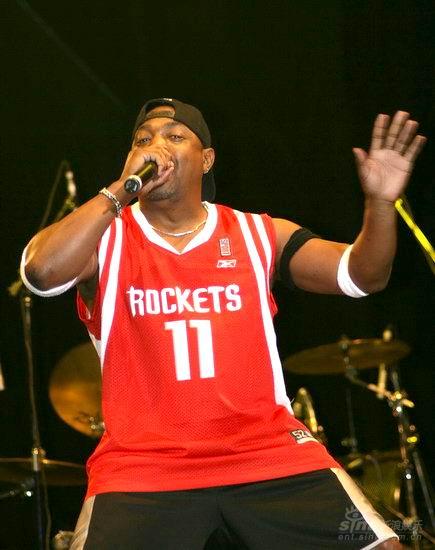 图文:PE主唱Chuck D运动装扮身穿11号球服