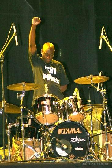 图文:嘻哈乐团PE鼓手跟歌迷打招呼