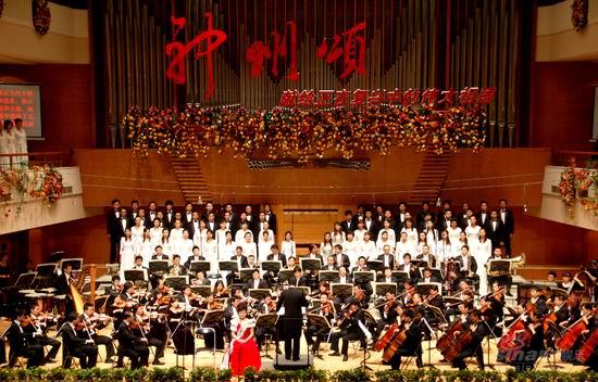 图文:《神州颂》献给祖国面向大众引发大合唱