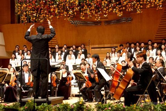 图文:《神州颂》日趋完善 交响乐手倾力演出