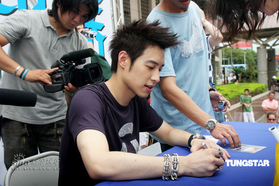 图文:潘玮柏酷炫刺青展巧思--耐心签名