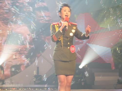 图文:红歌会10进8--陈思一曲《为了谁》感动全