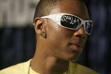 图文:rap高手soulja黑色白边墨镜亮相