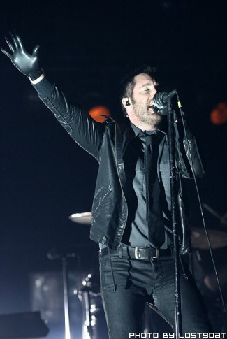 图文:九寸钉乐队精彩演出--与中国乐迷打招呼