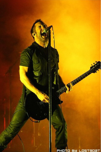 图文:九寸钉乐队精彩演出--灯光十分艳丽