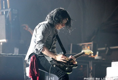 图文:九寸钉乐队精彩演出--吉他手精彩点弦