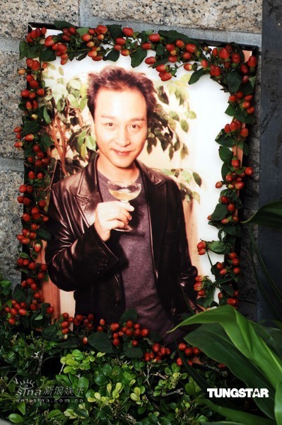 组图:张国荣歌迷聚会香港 祝贺哥哥51岁冥寿