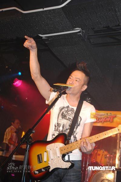 组图:黄贯中演出歌迷爆满 笑称声音大无法浪漫