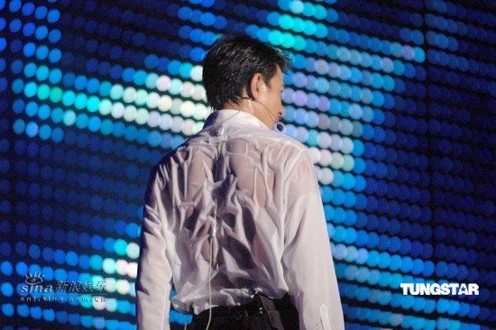 图文:刘德华南京演唱会--汗流浃背