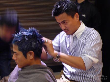 组图:张叔平操刀郭富城个唱海报 打造蓝刀片头