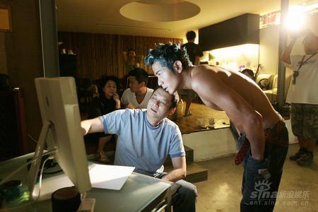 组图:张叔平操刀郭富城个唱海报 打造蓝刀片头