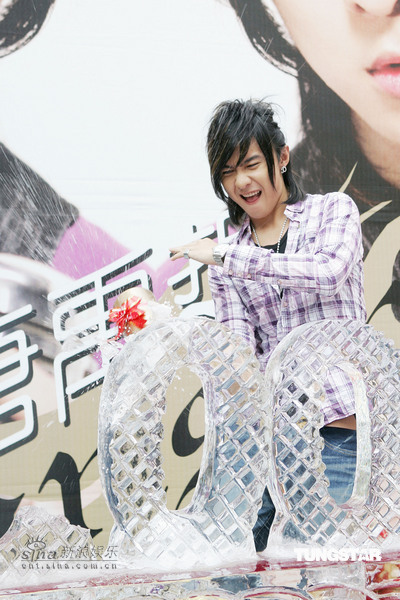 组图:唐禹哲新专辑销售破五万 庆功献唱砸冰雕