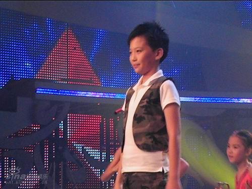 图文:红歌会晋级赛8进6--重返红歌舞台的王镇