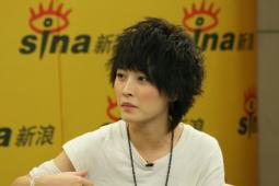 厉娜做客畅聊处女碟新造型首次尝试黑纱裙(图)