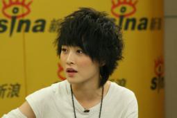 厉娜做客畅聊处女碟新造型首次尝试黑纱裙(图)