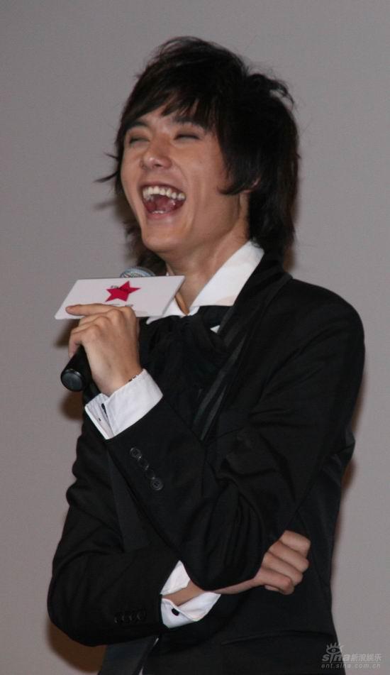 好男儿张超MV全球首播 首度尝试裹胸长裙(组