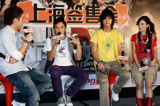 组图:南拳妈妈签售新碟 与歌迷分享《藏宝图》