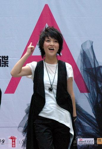 厉娜发片穿上黑纱薄裙 首次尝试翩翩起舞【图】
