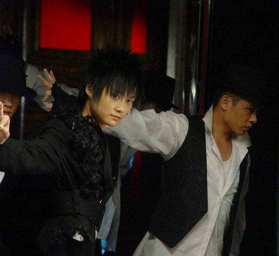 组图:李宇春《Stop》MV秀舞技 对手戏频笑场