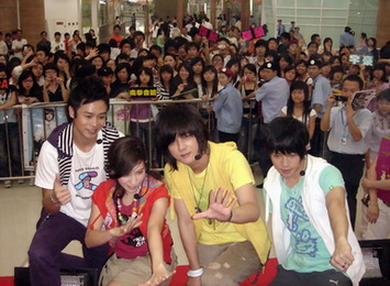 南拳妈妈四川喜获京剧脸谱 无缘见大熊猫(组图