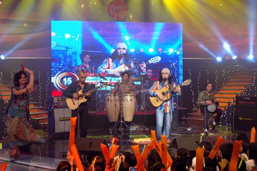 图文:全国B组决赛-塔里木木乐队载歌载舞表演