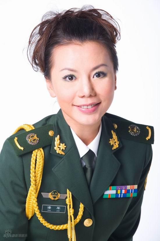 图文:歌手潘军精美写真(10)