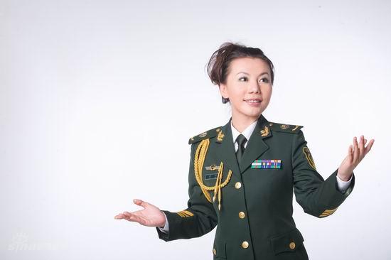 图文:歌手潘军精美写真(11)