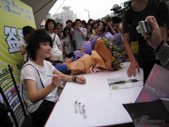 厉娜长沙签售新专辑 成功瘦身女人味十足(组图