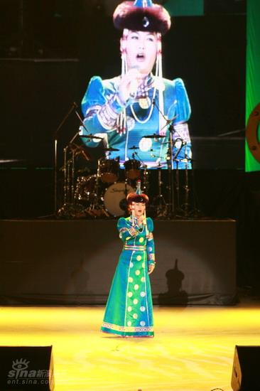 图文:德德玛北展演唱会--学生表演