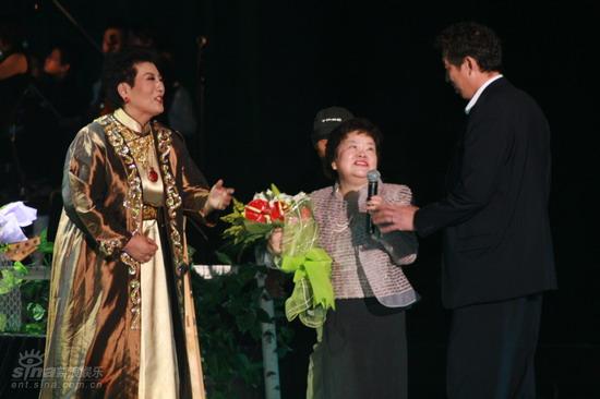 图文:德德玛北展演唱会--日本歌迷送花