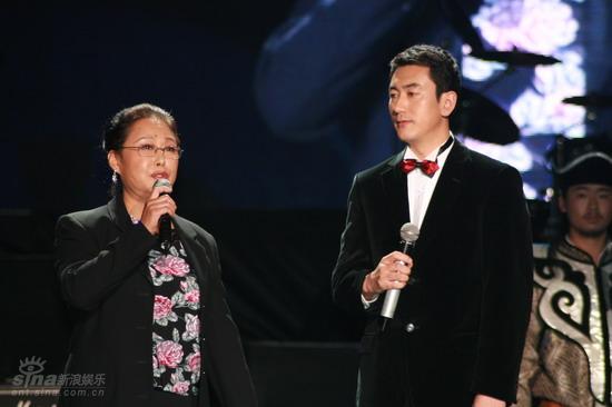 图文：德德玛北展演唱会--斯琴高娃鲁健