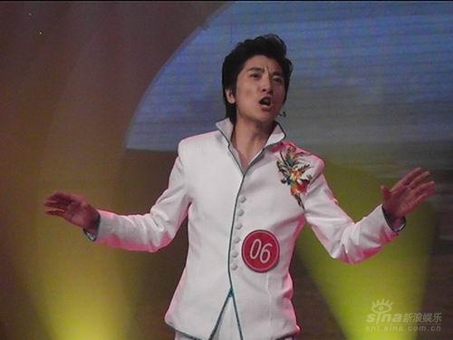 图文:红歌会5进3--黄训国演唱《我的中国心》