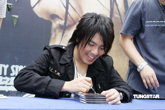 组图:阿杜《撒野》专辑签唱会 亲自为歌迷敷脸