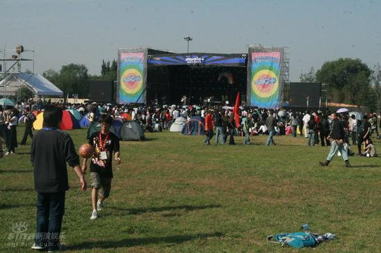 图文:摩登天空音乐节首日花絮--宽阔草坪