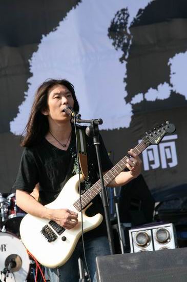 图文:雪山音乐节首日演出 春秋乐队揭幕(11)