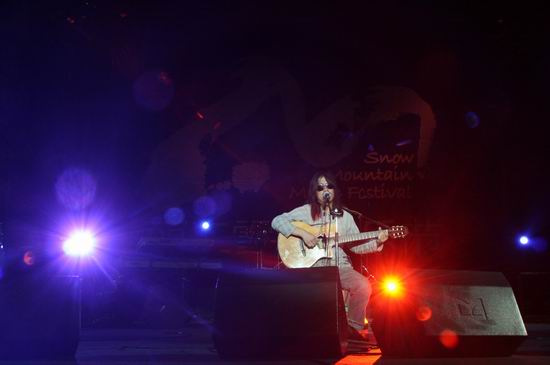 图文:雪山音乐节第二天 周云蓬民谣弹唱(6)