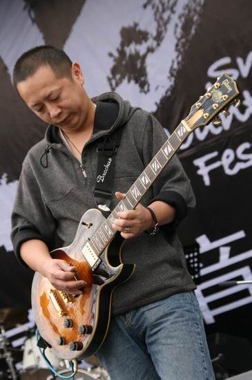 图文:雪山音乐节第三天 低苦艾乐队演出(3)