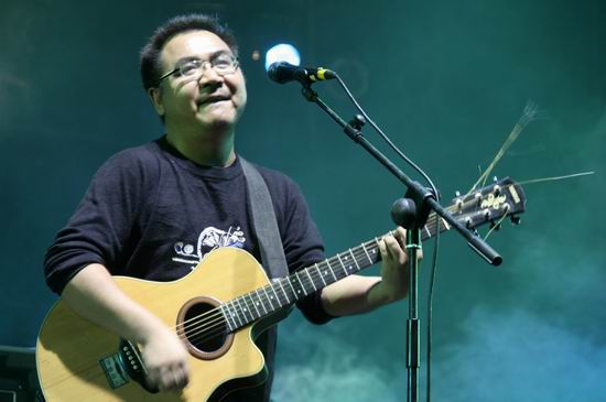图文:雪山音乐节第三天声音碎片乐队演出(10)