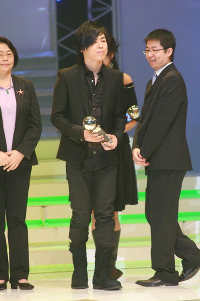 图文:胡彦斌《诀别诗》获奖 登台领奖显霸气