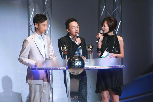 图文:黄家强获奖登台领奖 发表感言答谢歌迷