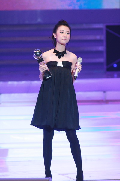 华语歌曲榜女星裙装集体大撞车（组图）