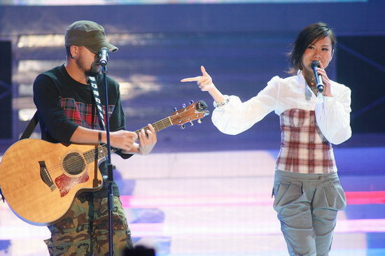 图文:张震岳蔡健雅深情演唱《思念是一种病》