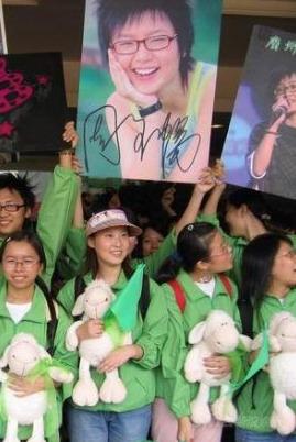 周笔畅香港饱览4奖 绿色笔亲当选震撼帮【图】