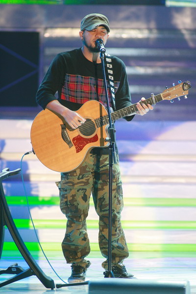 图文:张震岳蔡健雅合唱歌曲获奖 登台吉他弹唱