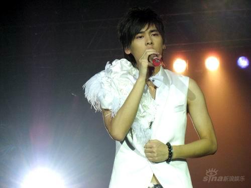 好男儿徐州火爆开唱 李易峰歌迷奢侈造势(组图