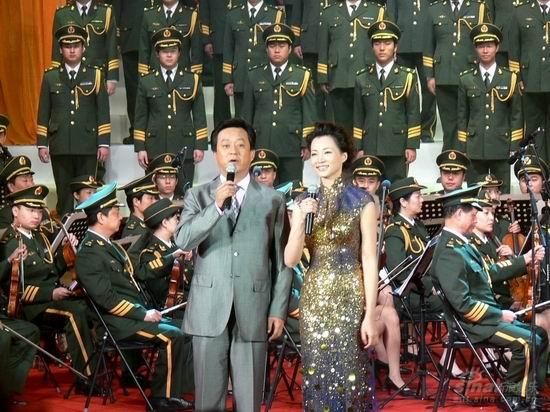 图文：《党的旗帜高高飘扬》--朱军、董卿主持